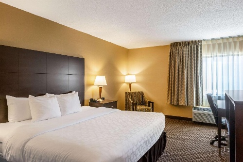 Clarion Pointe Harrisonburg image 2