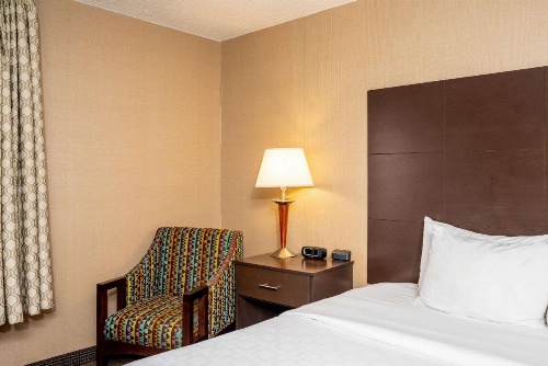 Clarion Pointe Harrisonburg image 32