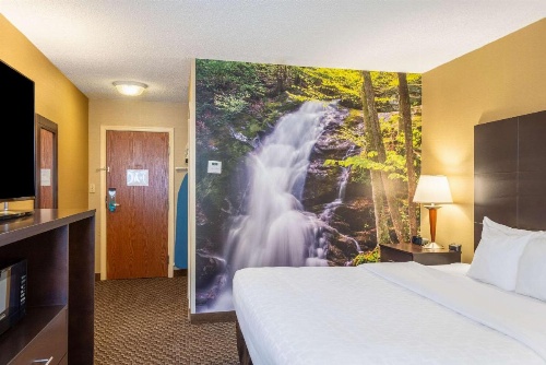 Clarion Pointe Harrisonburg image 34