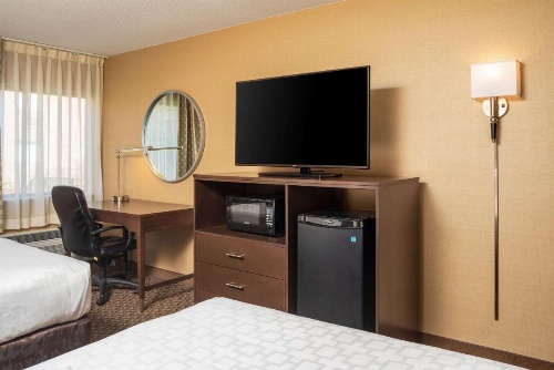 Clarion Pointe Harrisonburg image 37